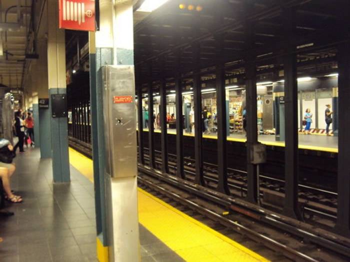 美国纽约网民疯传短片 教如何免费坐地铁