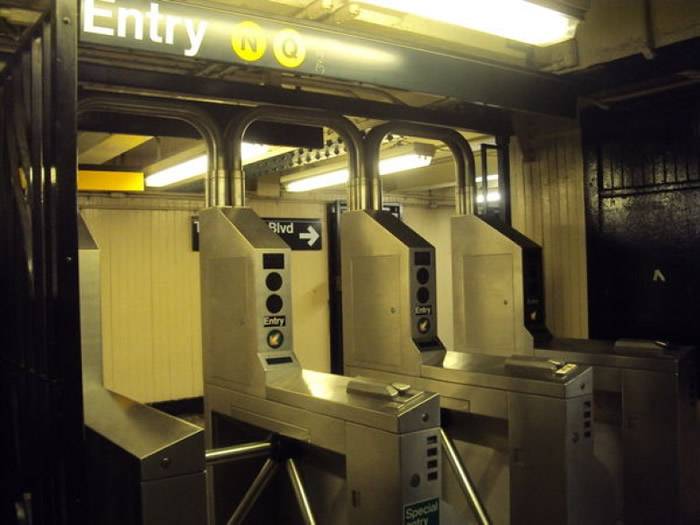 美国纽约网民疯传短片 教如何免费坐地铁