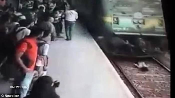 印度19岁女子在孟买火车站月台戴着耳机强行穿越铁轨惨遭火车辗过