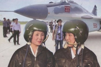 朝鲜女空军登杂志《锦绣江山》封面 韩联社用“貌美”一词称赞她们