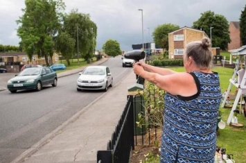 英国诺丁汉妇人手持电吹风装成测车速阻吓超速者