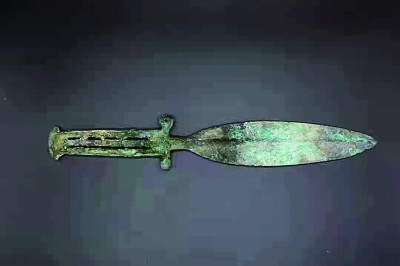 山西吕梁商代墓葬出土特殊形制青铜短剑