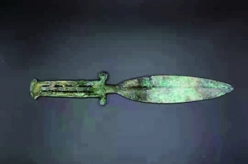 山西吕梁商代墓葬出土特殊形制青铜短剑