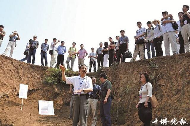 1989年5月18日在郧县青曲镇发现距今100万年的直立人头骨化石——“郧县人”