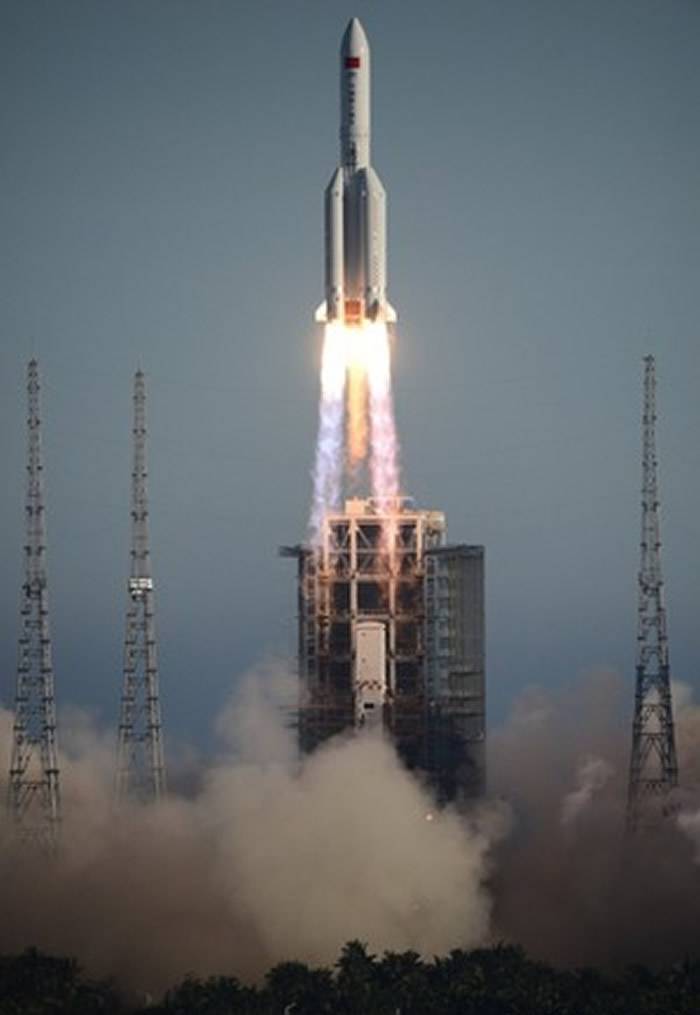 为中国载人空间站工程研制的长征五号B运载火箭在海南文昌首飞成功