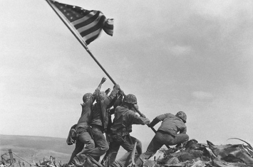 二战终结经典照片《国旗插在硫磺岛上》中插旗美军身份惹质疑