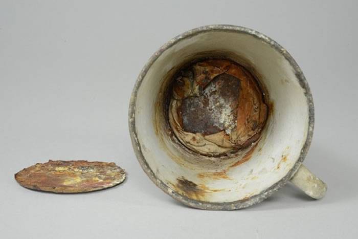 波兰奥斯威辛集中营博物馆发现马克杯杯底夹层放有珍贵的犹太人戒指和项链