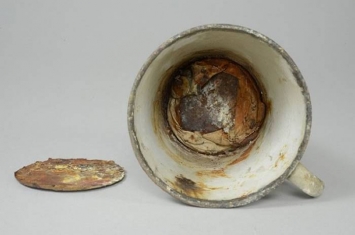 波兰奥斯威辛集中营博物馆发现马克杯杯底夹层放有珍贵的犹太人戒指和项链
