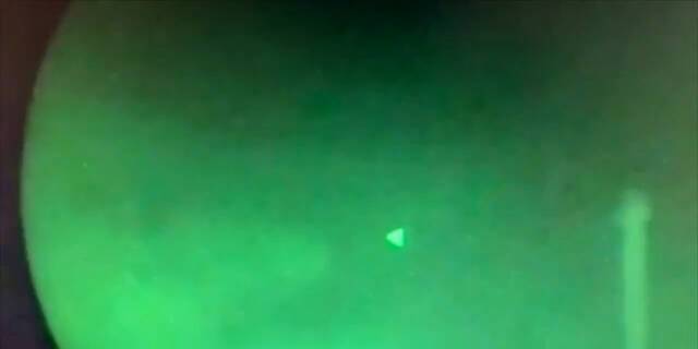 美国军方意外泄露视频：一架像金字塔的UFO在空中快速飞行