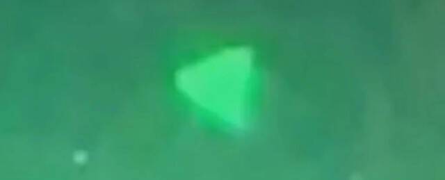 美国军方意外泄露视频：一架像金字塔的UFO在空中快速飞行