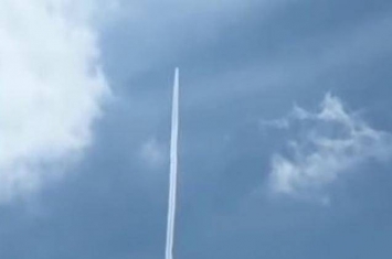 日本民众在冲绳县外海上空目击到疑似不明飞行物体垂直爬升 专家：飞机云
