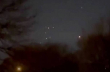 美国密西西比州一对父子在家中亲眼目睹10个发光的不明飞行物在自家屋顶上盘旋