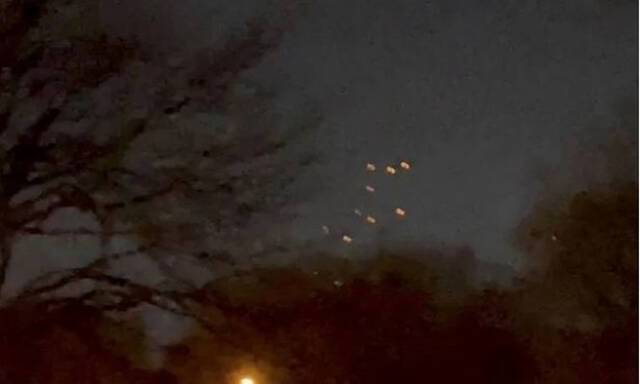 美国密西西比州一对父子在家中亲眼目睹10个发光的不明飞行物在自家屋顶上盘旋