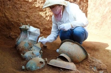 河南洛阳出土200座古墓 铜方壶或盛2千年前美酒