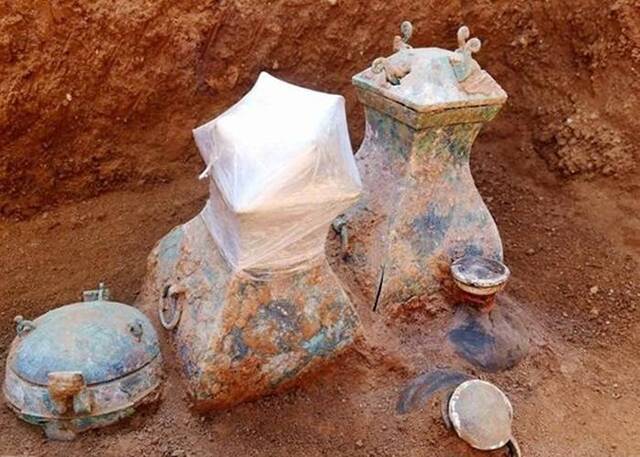 河南洛阳出土200座古墓 铜方壶或盛2千年前美酒