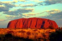 澳大利亚的艾尔斯巨石，竟是几亿年前的宇宙陨石(图片)