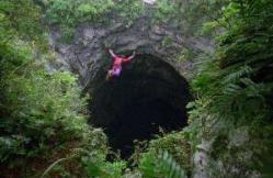 墨西哥燕子洞天坑，跳伞爱好者的天堂(深达426米)