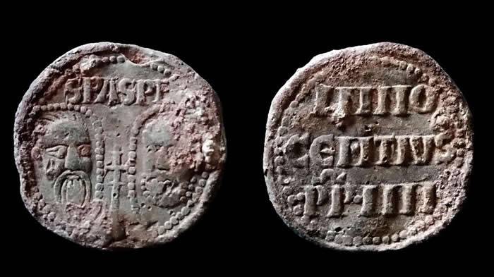 英国西部什罗普郡考古爱好者使用金属探测器发现700年前罗马教皇英诺森四世的印章