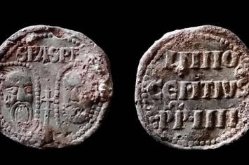 英国西部什罗普郡考古爱好者使用金属探测器发现700年前罗马教皇英诺森四世的印章