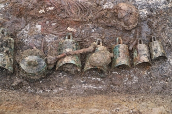2600多年前戎人王级大墓陪葬车马坑全貌显现 6马3车摆放形式罕见
