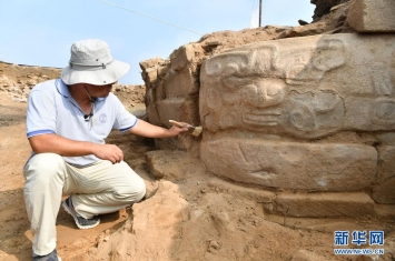 陕西石峁遗址皇城台发现大型人面石雕
