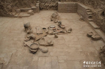 西安考古发现东汉刻铭铺地砖及飞龙图案