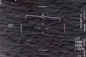 美国前海军飞行员在新闻节目《60分钟》中描述遭遇UFO的场景