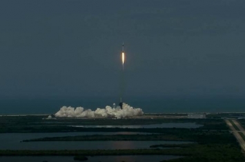 美国太空探索技术公司(SpaceX)猎鹰9号火箭发射成功 “龙”飞船首次载人上太空