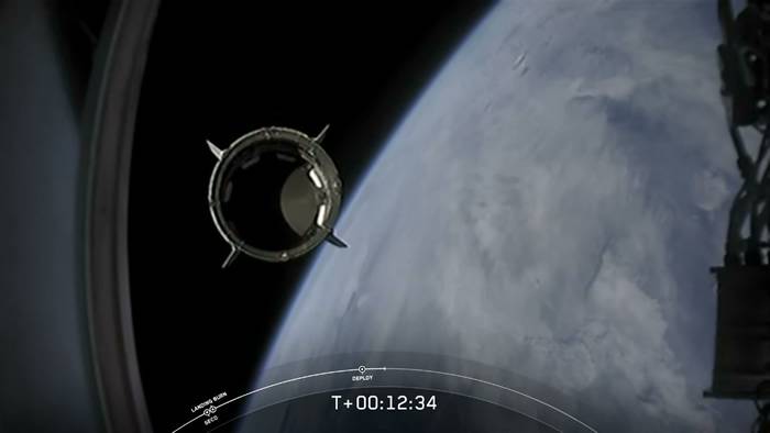 美国太空探索技术公司(SpaceX)猎鹰9号火箭发射成功 “龙”飞船首次载人上太空