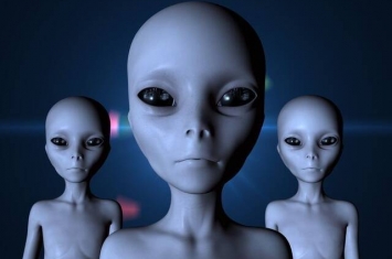 玻利维亚城市圣克鲁斯一群民众称亲眼目击外星人从降落的UFO里头走出来