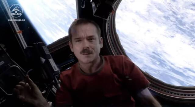 国际空间站前加拿大宇航员Chris Hadfield称有关外星UFO的炒作是“愚蠢的”