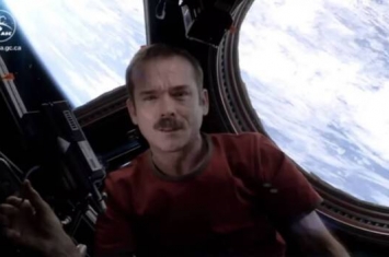 国际空间站前加拿大宇航员Chris Hadfield称有关外星UFO的炒作是“愚蠢的”