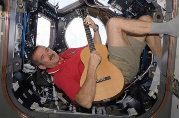加拿大宇航员克里斯·哈德菲尔德：身着太空服进入太空漫步时是吹不了口哨的