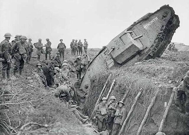 《底波拉与战争坦克》：一战康布雷战役德军意外获情报 英军坦克遭猛烈抵抗