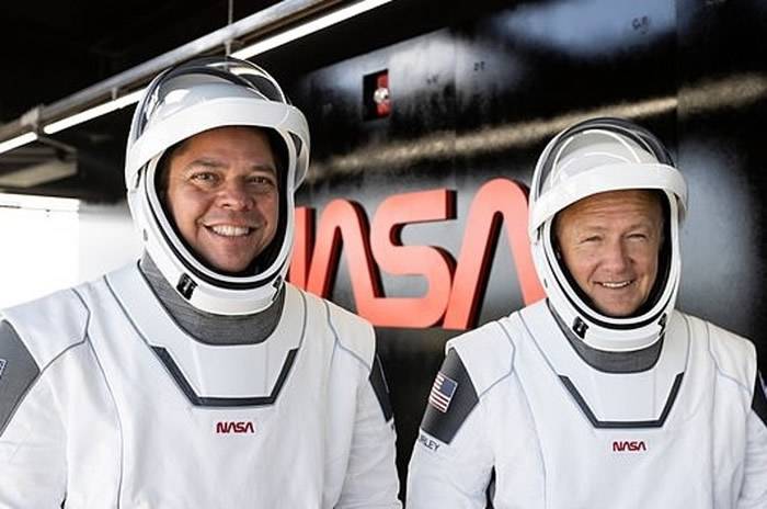 SpaceX准备将2名宇航员送上国际空间站 黑白宇航服由马斯克亲自决定