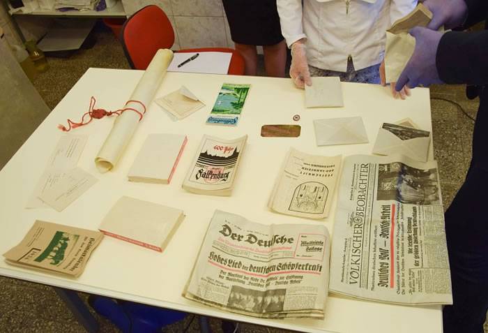波兰西北部挖出纳粹德国1934年埋下的时间囊 藏大量珍贵文件