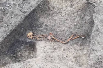 英国白金汉郡温多弗市韦克威克农场发现2000年前的“神秘杀人案”遇害者