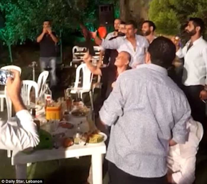 乐极生悲：黎巴嫩新郎在婚礼上拿AK47冲锋枪开枪庆祝 结果握不住枪枝变成四处扫射