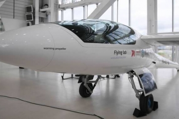 AeroTEC公司的全球最大全电动商用飞机“e篷车”eCaravan首次在美国成功试飞