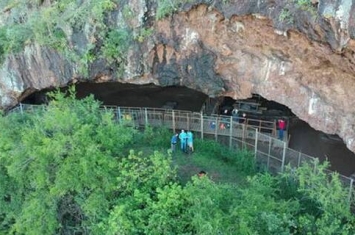 南非距今20万年前的古人类洞穴中发现最早的“床”