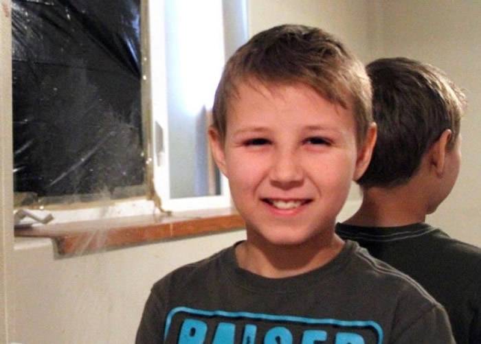 美国阿拉斯加黑熊破窗闯民居 11岁男孩及时逃走求救