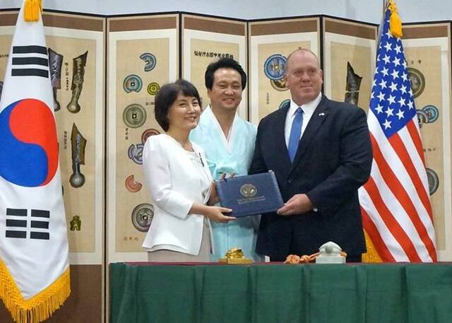朝鲜战争期间遭盗窃 韩国总统文在寅从美国带两文物回国