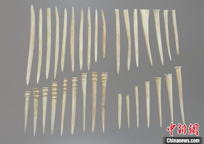 陕西蒋刘遗址发现仰韶晚期大型环壕和成人墓地
