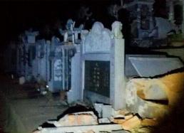 午夜墓碑突然倒塌，发生了什么灵异事件？
