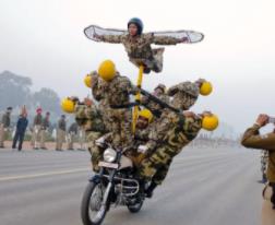 世界上最奇葩的阅兵式：印度摩托叠人墙/法国士兵扛斧头