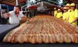 世界上最大的面包：全长1700米（白糖就用了1吨）