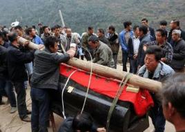 农村真实灵异事件抬棺材送丧，棺材重如山18人竟抬不动。