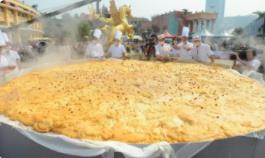 世界上最大的南瓜饼：宽达4米（用挖掘机才能搅拌）
