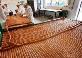 世界上最长的香肠：猪肉就用了3千公斤（全长2031米）