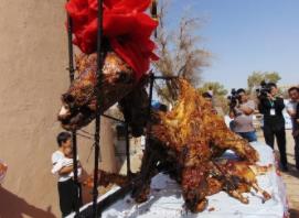 世界上最大的烤肉：烧烤550公斤的骆驼肉（油就用了15升）